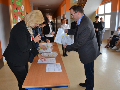 Zdjęcie: Przewodniczący zespołów nadzorujących odbierają zestawy  egzaminacyjne.JPG